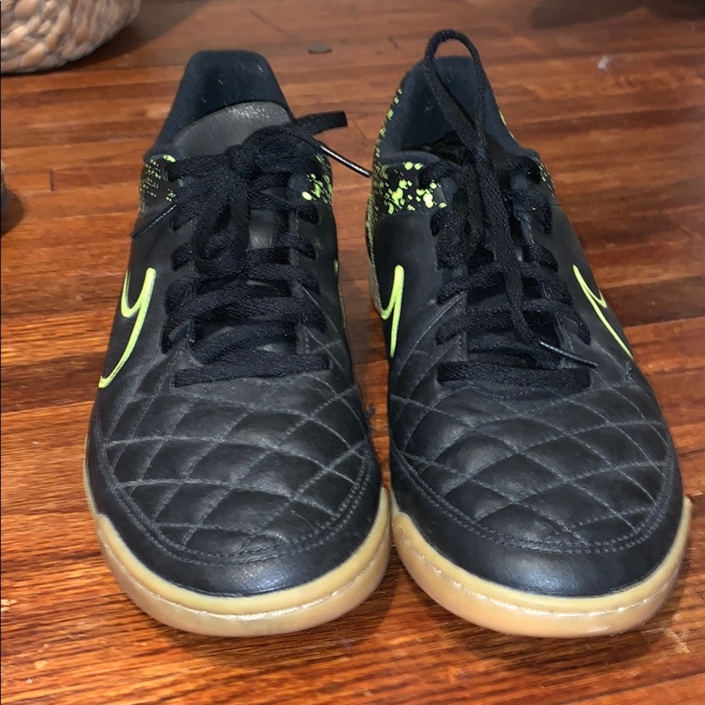 Nike indoor men’s soccer shoes